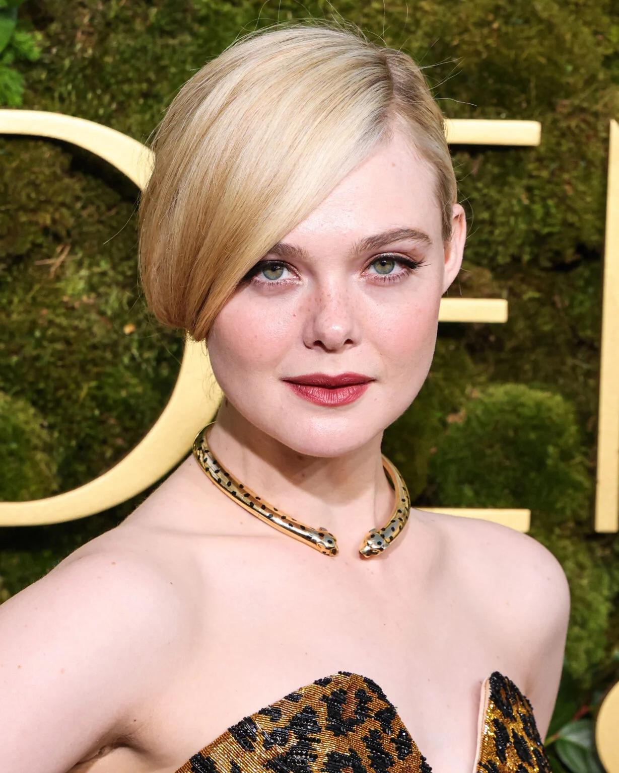 Read more about the article Elle Fanning’s “Modern Sultry” Makeup: Chic, Sultry & Totally Drugstore