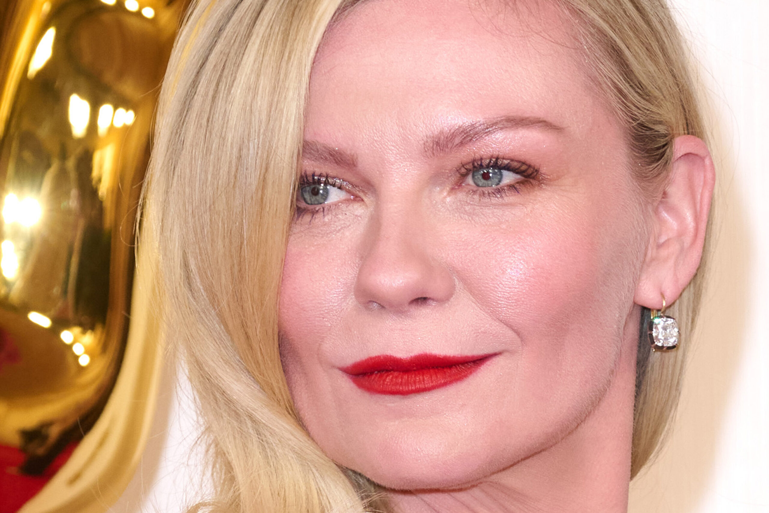 Read more about the article How to Recreate Kirsten Dunst’s Iconic Red Lip and Radiant Skin Look