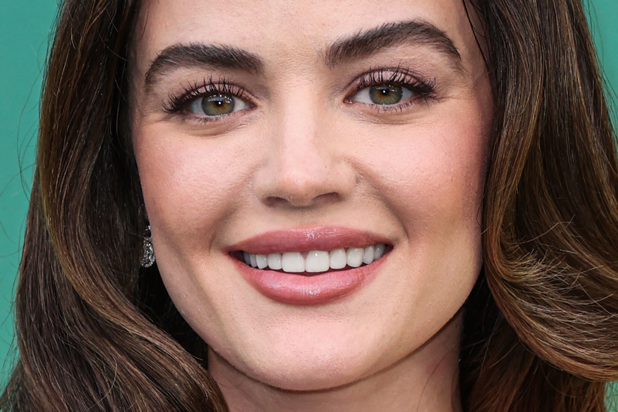 Read more about the article Lucy Hale’s “Classic Soft Glam” Makeup Tutorial: Soft, Timeless Elegance