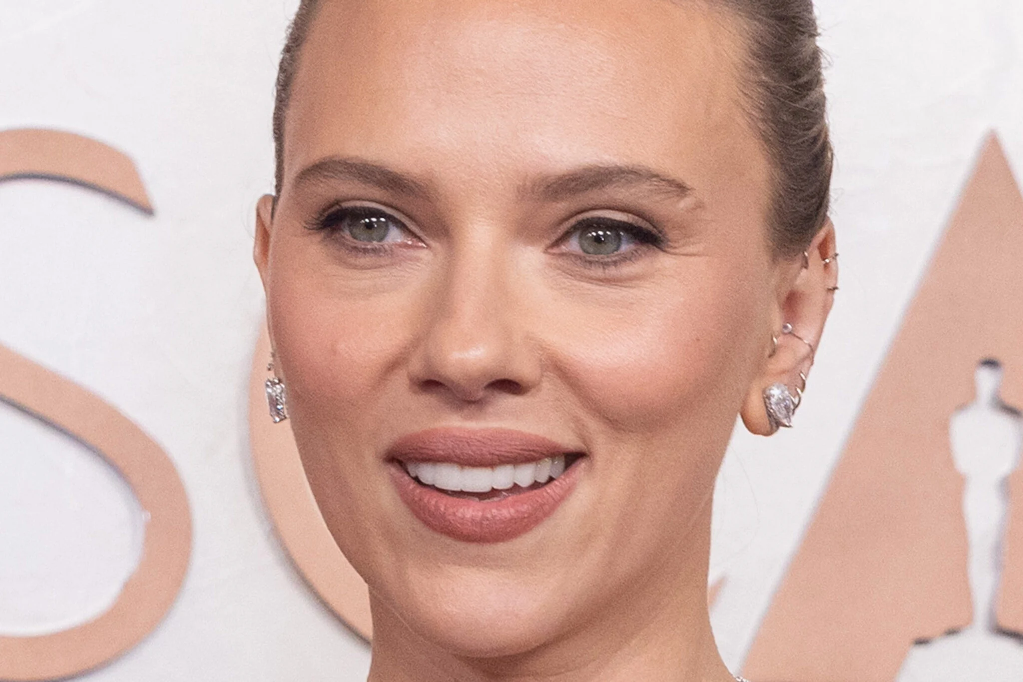 Read more about the article Scarlett Johansson Before & After: The Smart Evolution of a Hollywood Beauty